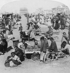 Um mercado na cidade do norte do tártaro, olhando para Drum Tower, Pequim, China, 1901