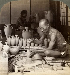 Um oleiro e sua roda, formando um vaso de porcelana Awata, Kinkosan trabalha, Kyoto, Japão, 1904