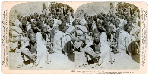 Prisioneiros boxeadores capturados e trazidos pela 6ª Cavalaria dos EUA, Tientsin, China, 1901.