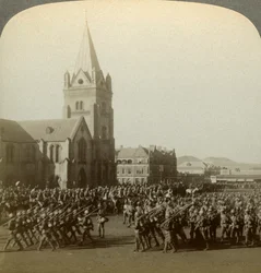 Soldados britânicos revisados por Lord Roberts, Public Square, Pretória, África do Sul, Boer War, 1900.