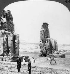 Estátuas colossais de Memnon em Tebas, Egito, 1905