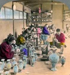 Decorando artigos de porcelana Awata nas famosas obras de Kinkosan, Kyoto, Japão, 1904