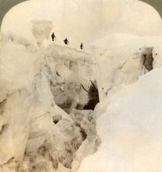 Descida do Monte. Blanc - enormes fendas perto do cume, Alpes, 1901.