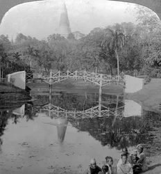 Jardins da fortaleza e o pagode Shwedagon, Rangum, Birmânia, c. 1900.