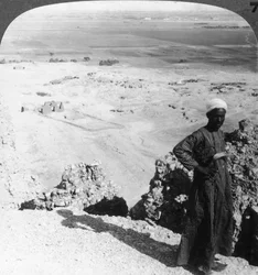 Das altas falésias de Der-el-Bahri, do outro lado da planície, até Luxor, Tebas, Egito, 1905.