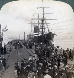 Saudações aos recém-chegados no píer ao lado do Pacific Mail SS China, em Yokohama, Japão, 1904.