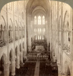 Interior da grande Catedral de Notre Dame, Paris, França, 1900.