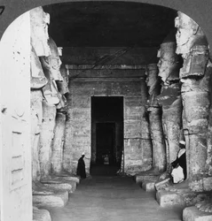 Interior do templo talhado em rocha de Abu Simbel, Egito, 1905.