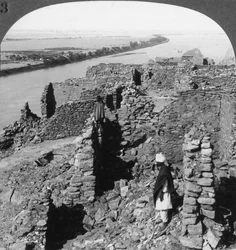 Kasr Qasr Ibrim e uma vista do Nilo em Nubia, Egito, 1905.