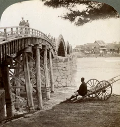 Ponte de Kintai sobre o rio Nishiki em Iwakuni, olhando para o norte, Japão, 1904.