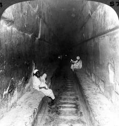Olhando a passagem principal para o sepulcro de Khufus na Grande Pirâmide, Egito, 1905.