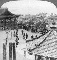 Vista para leste do templo de Mildera sobre Otsu e o lago Biwa, Japão, 1904.