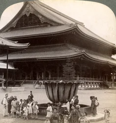 Frente principal de Higashi Hongan-ji, o maior templo budista do Japão, Kyoto, 1904.