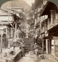 Rua principal acima do lado íngreme do Monte Haruna em uma famosa vila de Hot Springs, Ikao, Japão, 1904.