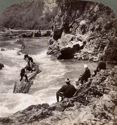 Homens em uma balsa de madeira, atirando no Hozu Rapids no rio Katsura, Kyoto, Japão, 1904