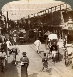 Tráfego de verão sob os toldos de Shijo Bashidori, uma rua movimentada de Kyoto, Japão, 1904