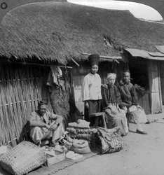 Loja e clientes nativos, perto de Mogok, norte da Birmânia, c1900s.