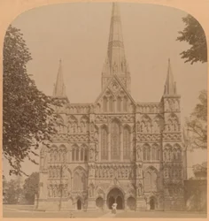 A fachada noroeste da grande catedral gótica de Salisbury foi fundada em 1220, Inglaterra, 1900.