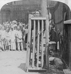 Um dos terríveis métodos de punição de morte na China, Xangai, China, 1900