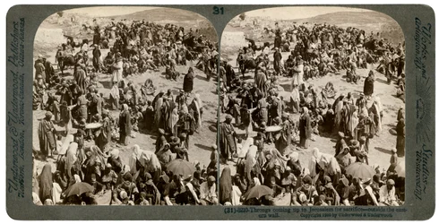 Pessoas chegando a Jerusalém para sacrifício, fora do muro oriental, em 1900.
