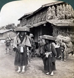 Mendigos peregrinos batendo pequenos gongos, perto do Lago Kawaguchi, Japão, 1904