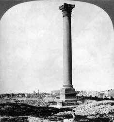 Pompeys Pillar, o marco dos marinheiros, e a moderna Alexandria, Egito, 1905.