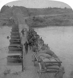 Ponte de pontão através do rio Modder, guerra dos Boer, África do Sul, 1900.