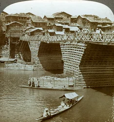 Ponte catita e casas, cidade do sol, Caxemira, Índia, c1900s.