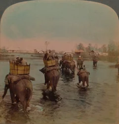 Retornando ao acampamento depois de um dia de filmagens, Selva de Bebar, Índia, 1909. Artistas: Elmer Underwood, Bert Elias Underwood.