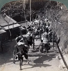 Montando no Templo Daijingu, para o festival de culto xintoísta da Deusa do Sol, Yokohama, Japão, 1904.