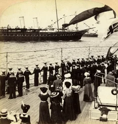 Royal Yacht passando o navio de guerra HMS Nile, Coronation Review, Spithead, Hampshire, 1902.