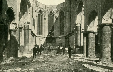 Igreja em ruínas em Visé, na Bélgica, 1914-1918, c1920.