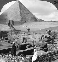 Ruínas do templo de granito, a Esfinge e a Grande Pirâmide, Egito, 1905.