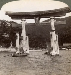 Portão torii sagrado subindo do mar, santuário de Itsukushima, ilha de Miyajima, Japão, 1904