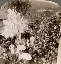 Procissão xintoísta carregando objetos sagrados sobre uma ponte para o Museu Imperial, Kyoto, Japão, 1904.