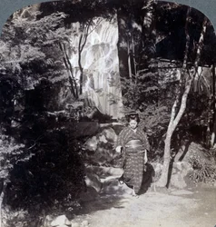 Espirrando as águas de uma cachoeira em Yumoto, Japão, 1904.