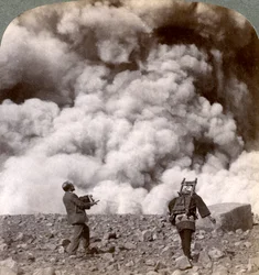 Explosão vulcânica repentina na cratera do Monte Asama Asamayama, Japão, 1904.