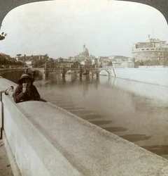 O rio Tibre, Castel Sant Angelo e St Peters Basilica, Roma, Itália.