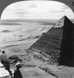 A Segunda Pirâmide, mostrando parte da cobertura original, Egito, 1905.yramid, Egito, c1900