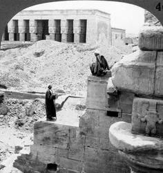 O belo templo de Hathor em Denderah, Egito, 1905.