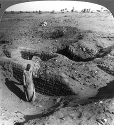 As câmaras de loja de tijolos de Pithom, construídas por fiadores hebreus, Egito, 1905.