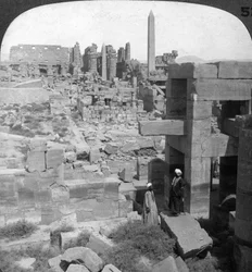 Todo o comprimento do gigantesco templo de Karnak, Tebas, Egito, 1905.