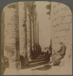 A famosa colunata do grande Salão Hipostilo no Templo de Karnak, Tebas, Egito, 1897.
