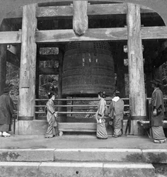 O grande sino do templo Chion-in, Kyoto, Japão, 1904.
