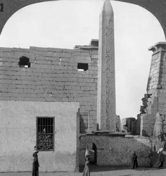 O obelisco de Ramsés II e frente do Templo de Luxor, Tebas, Egito, 1905.
