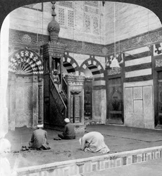 O nicho de oração e o púlpito na mesquita do túmulo de Kait Bey, Cairo, Egito, 1905.