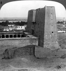 O pilão e a corte do templo de Hórus em Edfu, Egito, 1900.