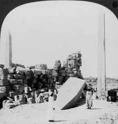 O obelisco mais alto do Egito, no templo de Karnak, Tebas, Egito, 1905.