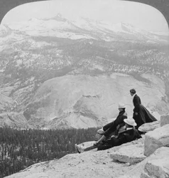 Vista das nuvens descansa sobre o pequeno vale de Yosemite até o Monte Clark, Califórnia, EUA, 1902