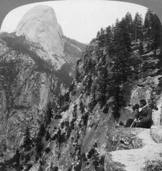 Vista do Glacier Canyon para Half Dome, vale de Yosemite, Califórnia, EUA, 1902